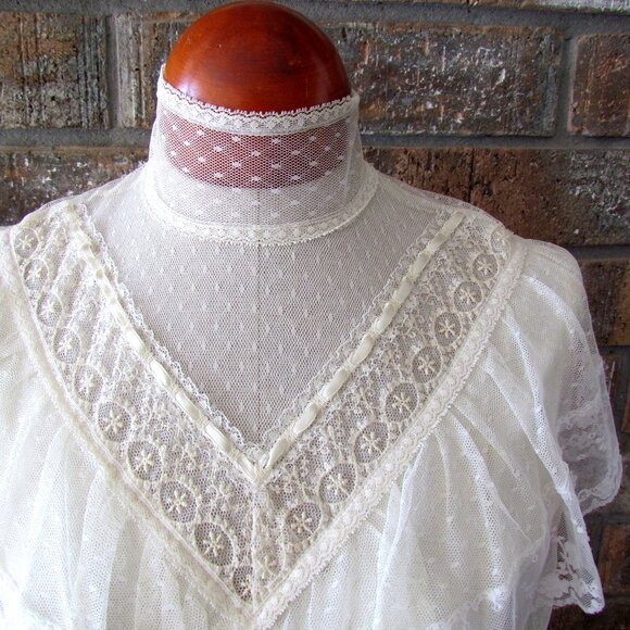 GUNNE SAX VICTORIAN STYLE WEDDING GOWN, CREAM w WHITE LACE, RUFFLES--GORGEOUS! - Picture 8 of 12